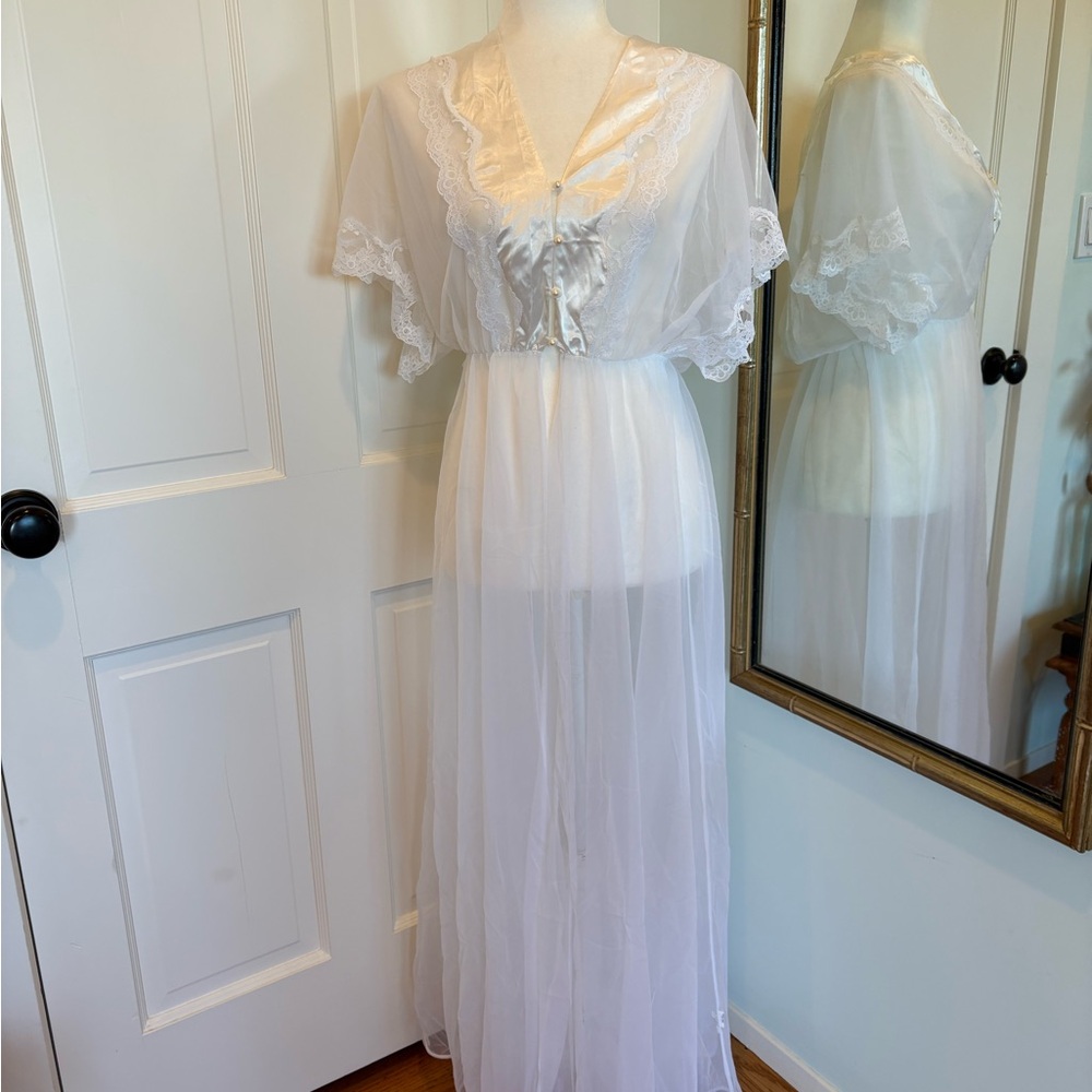 Val Mode White Lace Trim Robe